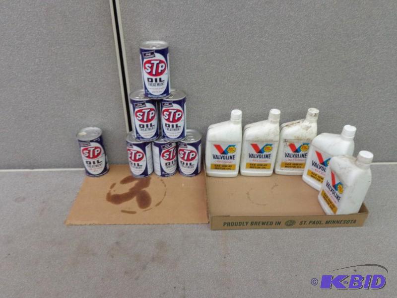 Vintage STP Oil, and Valvoline&nbspOil Cans ...