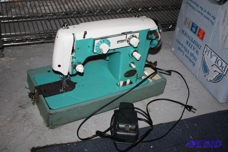 lot 110 image: Vintage Singer Dynamic Model 73 Sewing Machin...