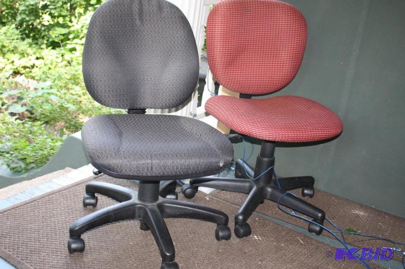 lot 113 image: Lot of (2) Office Chairs on Rollers, Adjustab...
