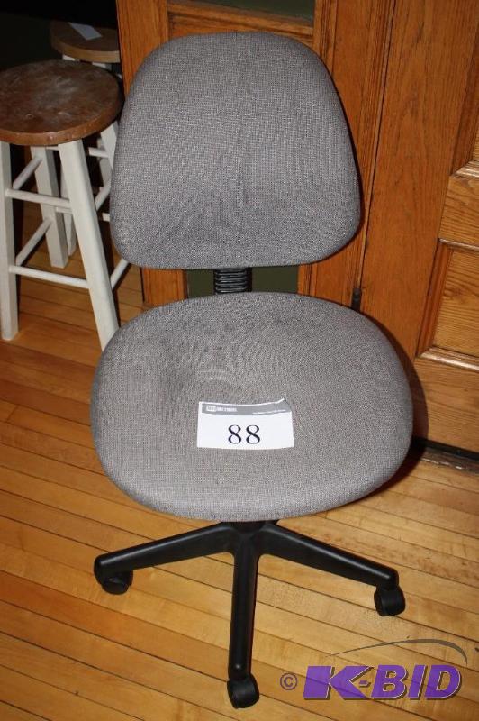 lot 88 image: Office Chair on Rollers, Adjustable, Gray Clo...