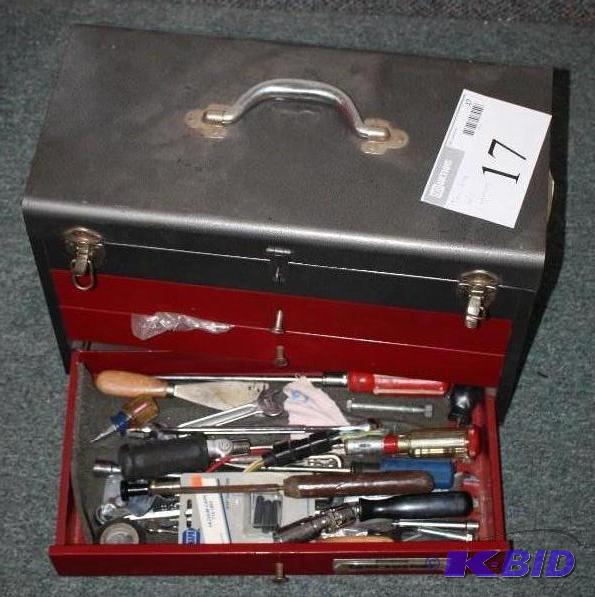 lot 17 image: Metal 3 Drawer Tool box with a variety of too...