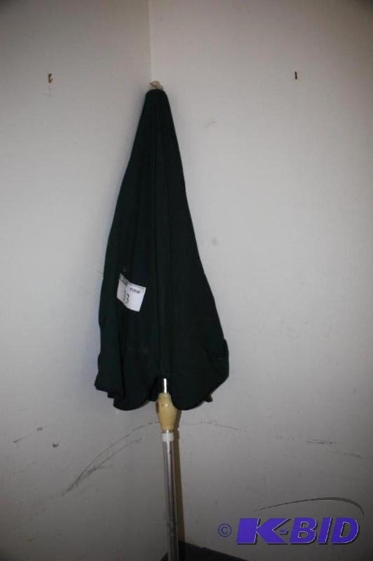 lot 33 image: Forest Green Patio&nbspUmbrella 91"...