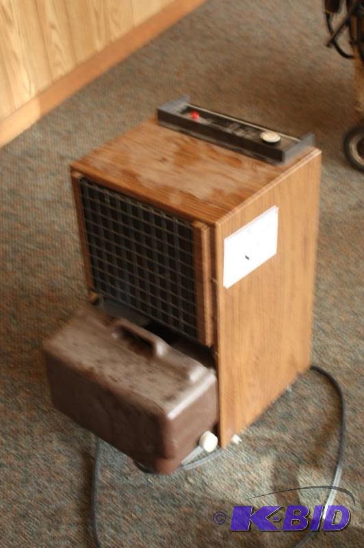 lot 87 image: Magic Chef Automatic Dehumidifier with Frost ...