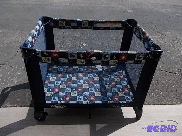 lot 29 image: Graco Pack N Play...