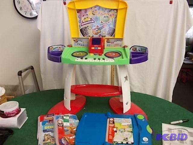 lot 32 image: Fisher-Price Interactive PianoDesk & Lea...