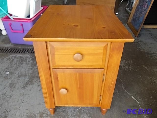 lot 8 image: Broyhill&nbspWood Side Table With 1-Drawer &...