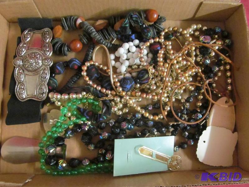 lot 24 image: Jewelry
