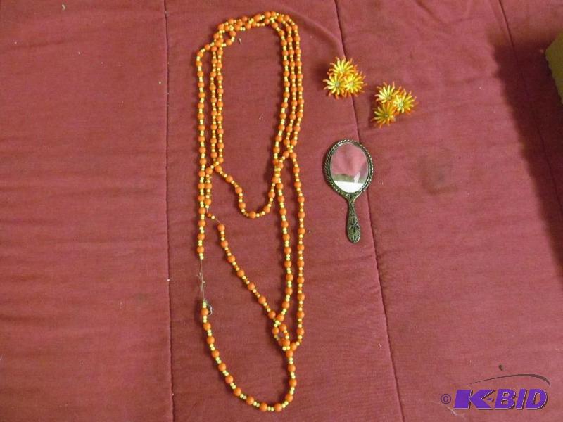lot 25 image: Jewelry