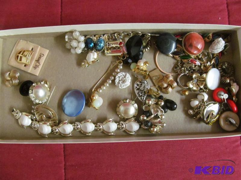lot 26 image: Jewelry