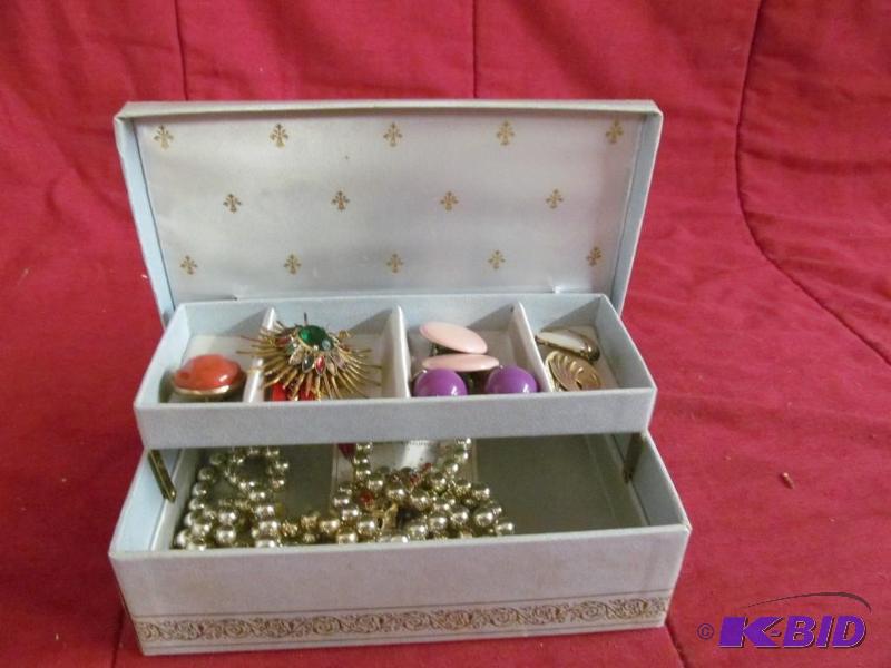 lot 27 image: Jewelry