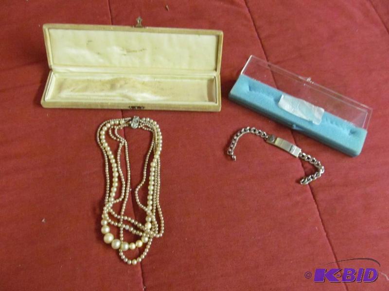 lot 28 image: Jewelry