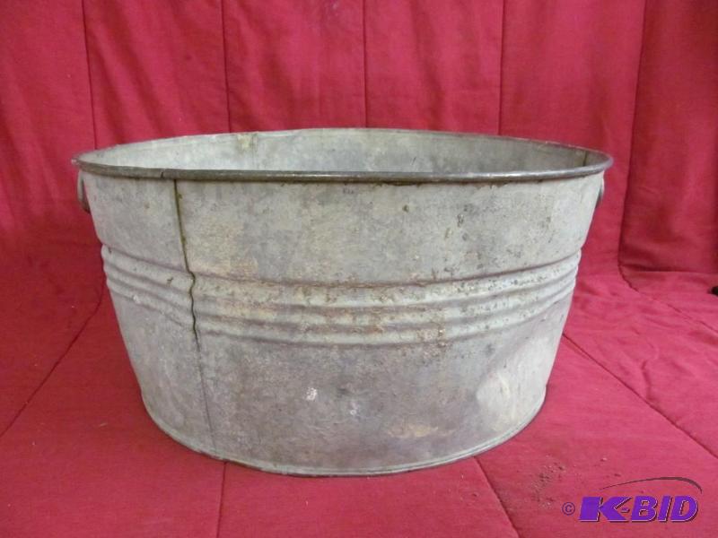 lot 40 image: Tub