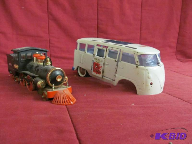lot 9 image: Collectible Toy