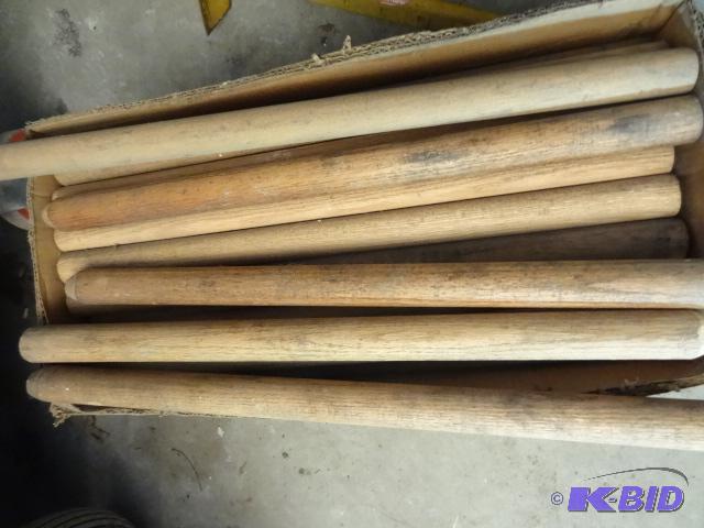 lot 107 image: 25 x 1 14" wood dowels. Qty 30...