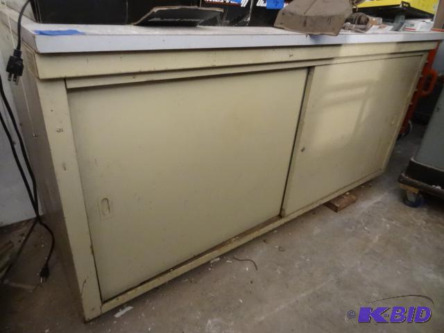 lot 19 image: Metal cabinet with sliding doors. 2 shelves. ...