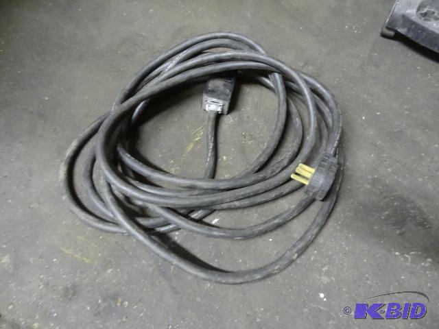 lot 1G image: 220 volt extension cord....