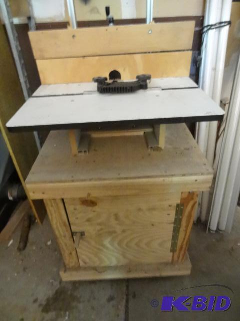 lot 24 image: Bosch router and table. 16176 model. 110 volt...