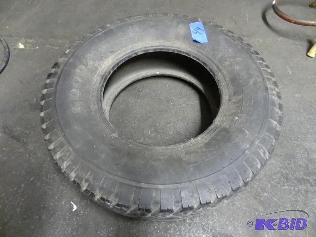 lot 49 image: General tire LT 26575R16. Approx 14 tread...