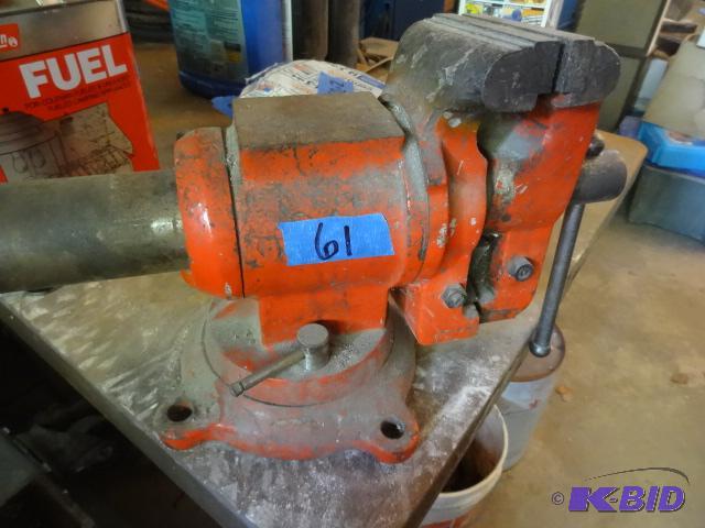 lot 61 image: Heavy duty 5" wide jaw vise. Swivel base...