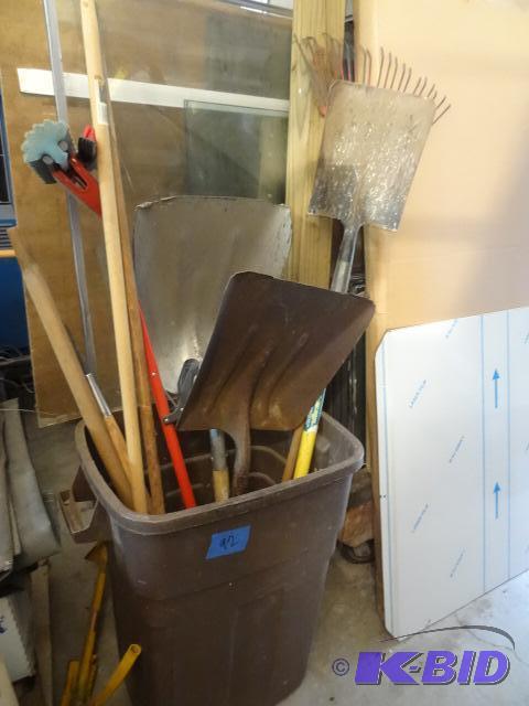 lot 92 image: Misc yard tools including sturdy brown trash ...