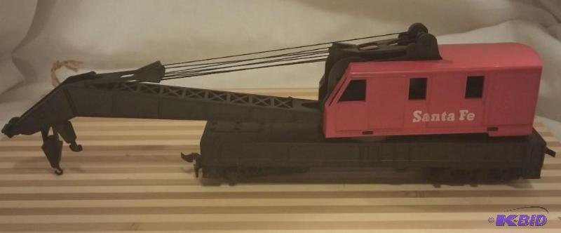 lot 27 image: Vintage HO Scale Tyco Santa Fe Crane Car...