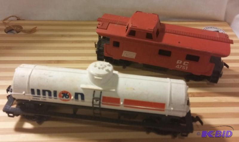lot 39 image: Set of 2 Vintage Bachmann HO Train Cars-Pictu...