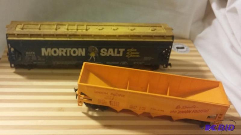 lot 40 image: Set of 2 Vintage Bachmann HO Train Cars-Pictu...
