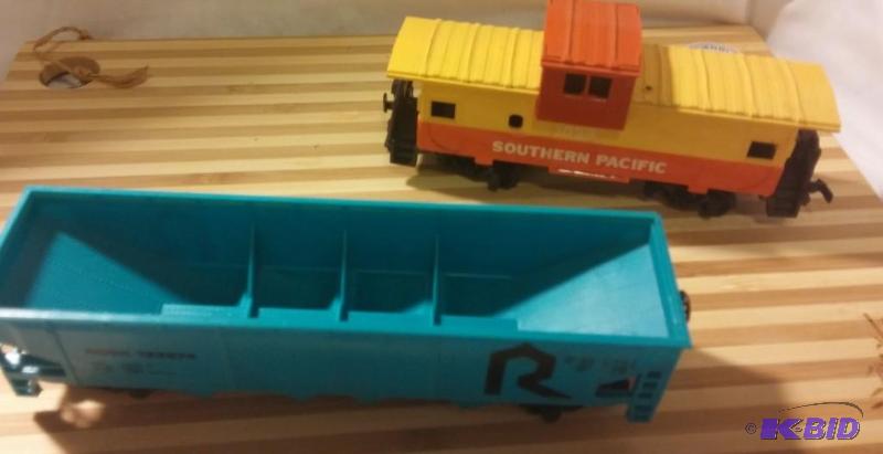 lot 41 image: Set of 2 Vintage Bachmann HO Train Cars-Pictu...