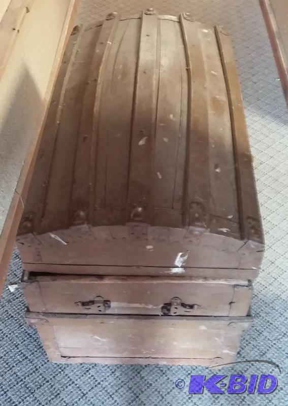 VINTAGE Trunk, needs work with the lid...