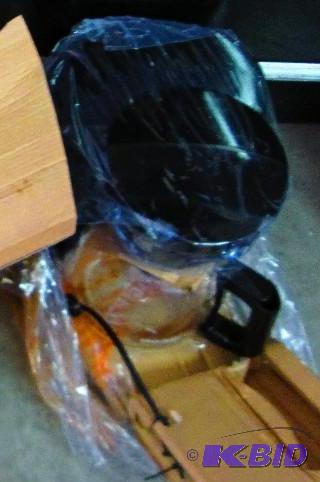 lot 102 image: Black and Decker 12 cup programmable coffee m...