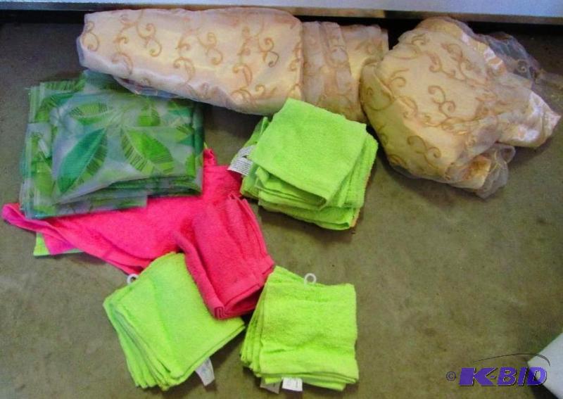 lot 117 image: mixed lot of small towels and a decortive cur...