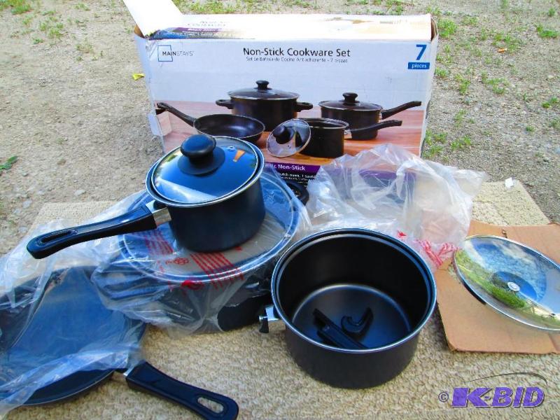 lot 13 image: 7 Piece no stick cookware set, one boken hand...