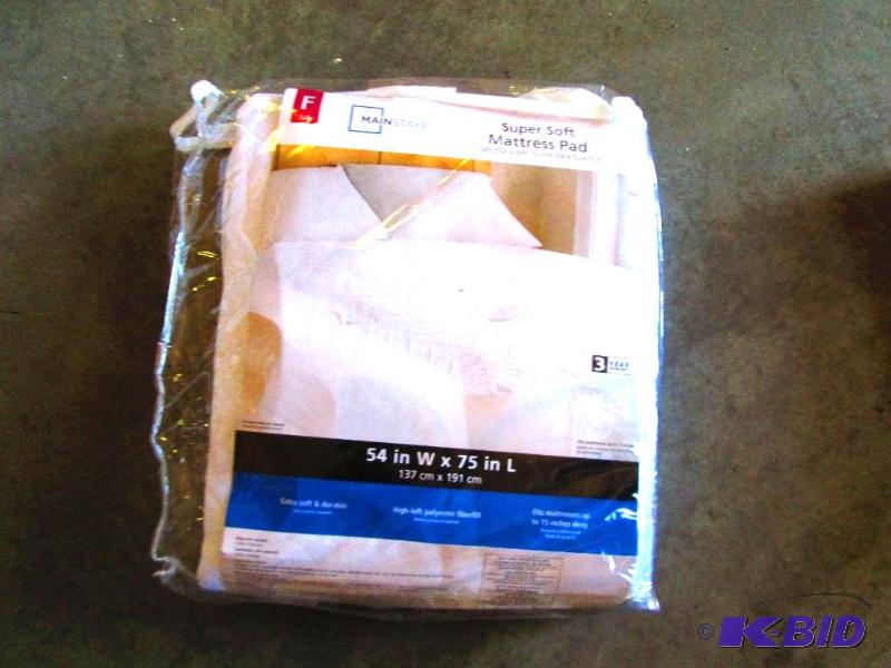 lot 139 image: Mainstays super soft mattress pad full size...