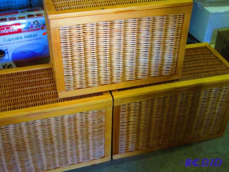 lot 146 image: lot of 3 nesting boxes,2 are the same size an...