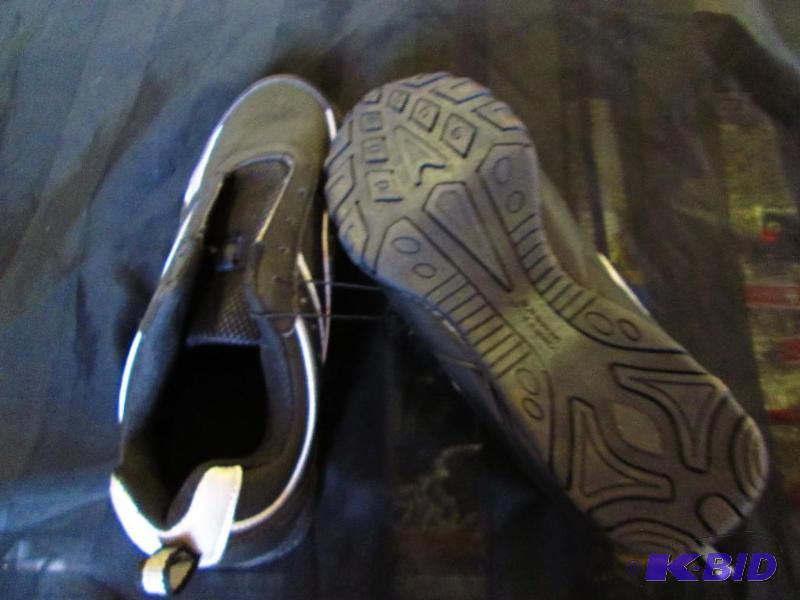 lot 170 image: New size 11 shoes, one missing laces...