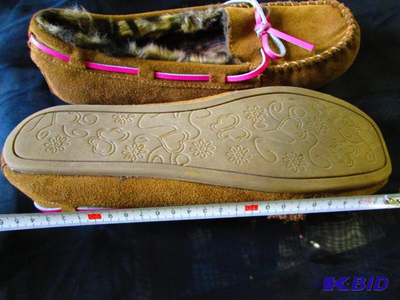 lot 171 image: Pair of soft sole shoes, smal hole in one...