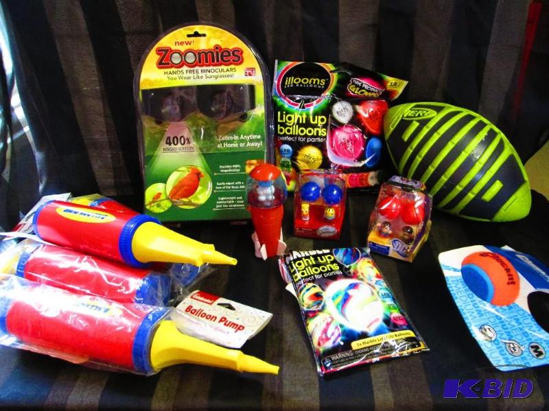 lot 178 image: Balloon pumps, balloons, Zoomies binocular gl...