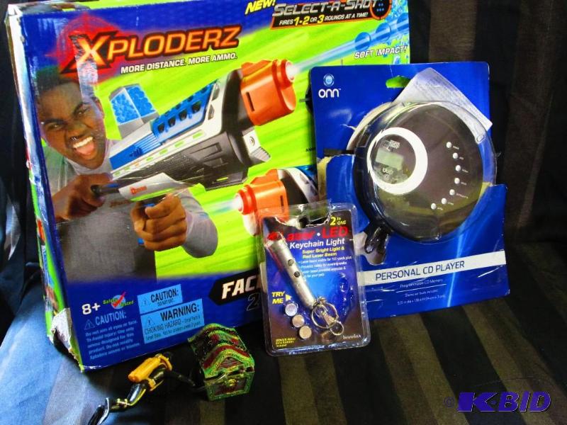 lot 182 image: Play gun, scuba diver, cd player, laser point...