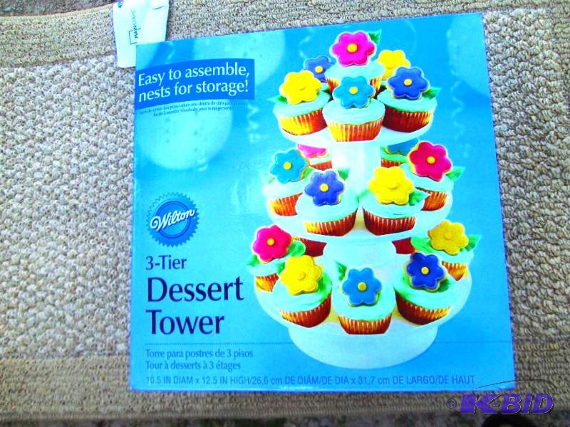 lot 2 image: 3 Tier desert tower, nests for easy storage...