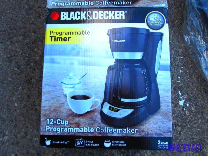 lot 23 image: Black and Decker 12 cup programmable coffee m...