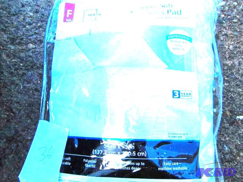 lot 36 image: Full size super soft mattress pad...