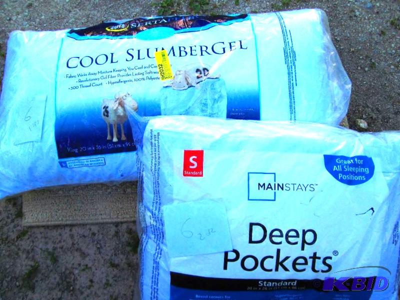 lot 6 image: New Serta cool slumber gel pillow, 20 x 36 in...