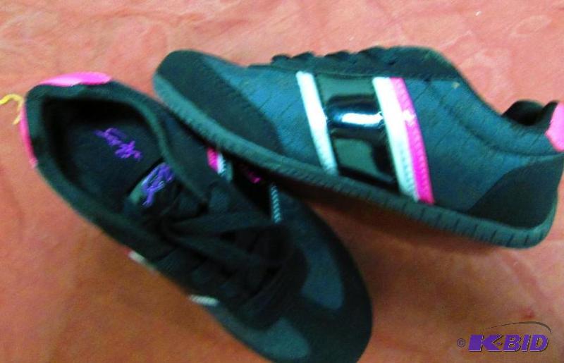 lot 81 image: Girls size 1 shors...