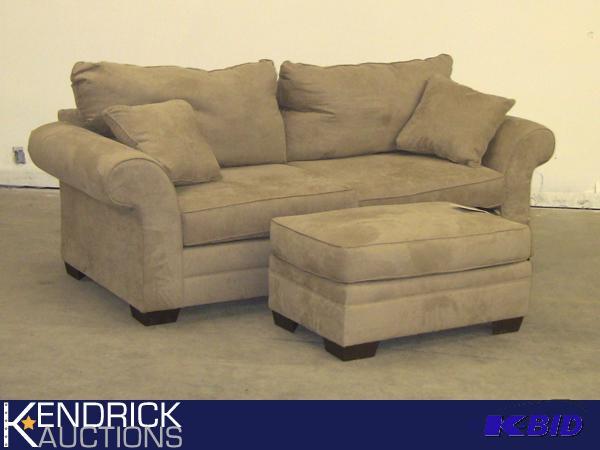 lot 33 image: NEW Klaussner Home Furnishings Holly Fabric Sofa with Ottoman