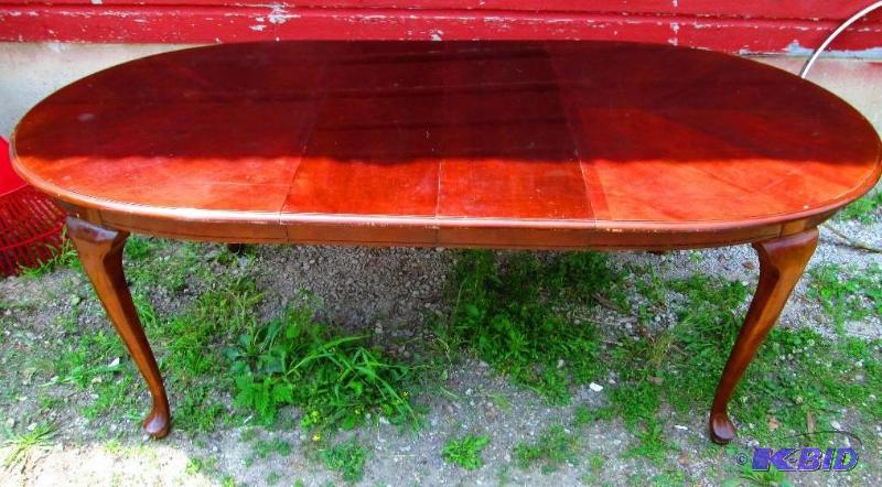 Solid wood table with 2 leaves - nice dark fi...