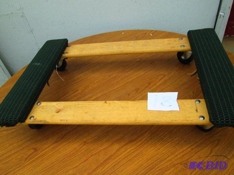 Moving platform on caster wheels, nice carpet...