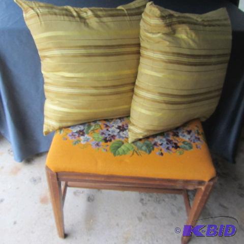 Fancy Bench, Pillows