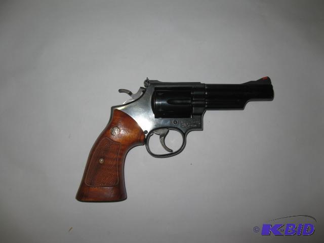 lot 26 image: Smith and Wesson 357 Mag revolver Model 19-4,...