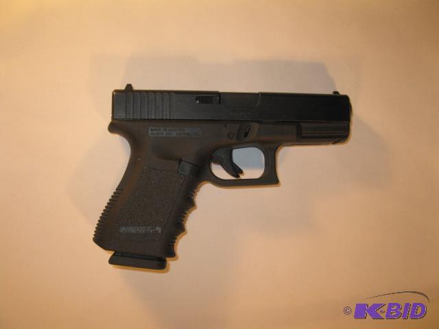 lot 6 image: Glock 23 with accessory rail 13 round magazin...
