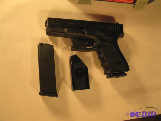 lot 7 image: Glock 23 complete, 2-1 3 round mags, case, lo...